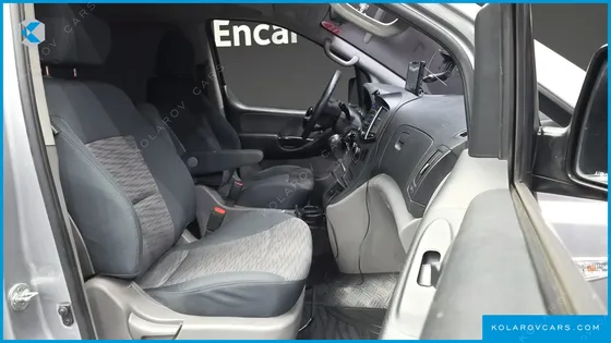 HYUNDAI STAREX 5-SEATER VAN