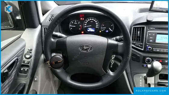 HYUNDAI STAREX 5-SEATER VAN