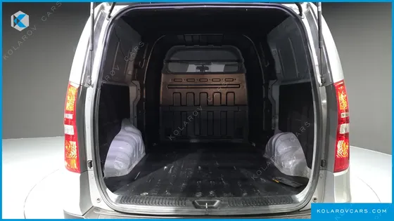 HYUNDAI STAREX 5-SEATER VAN