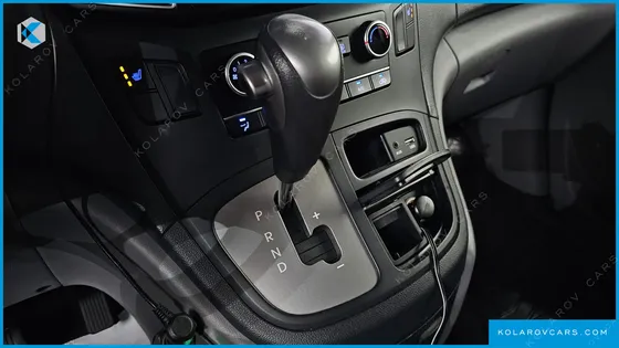 HYUNDAI STAREX 5-SEATER VAN