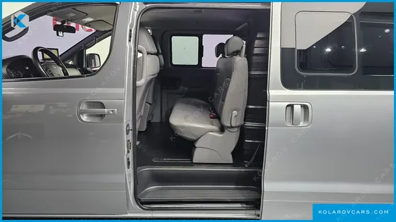 HYUNDAI STAREX 5-SEATER VAN