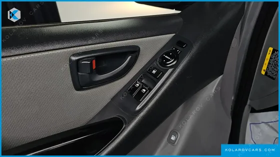 HYUNDAI STAREX 5-SEATER VAN