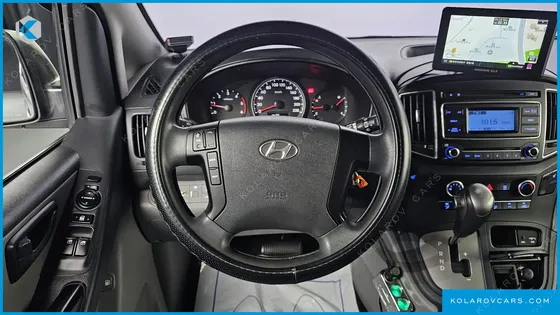 HYUNDAI STAREX 5-SEATER VAN
