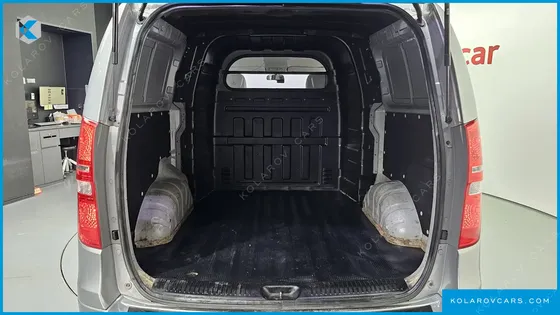 HYUNDAI STAREX 5-SEATER VAN