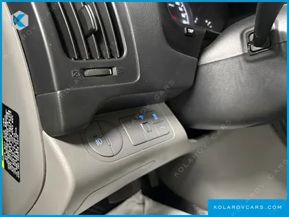 HYUNDAI STAREX 5-SEATER VAN