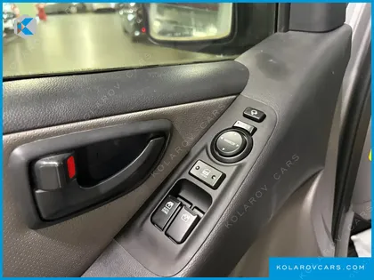 HYUNDAI STAREX 5-SEATER VAN