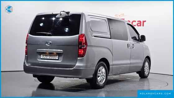 HYUNDAI STAREX VAN 5-SEATER
