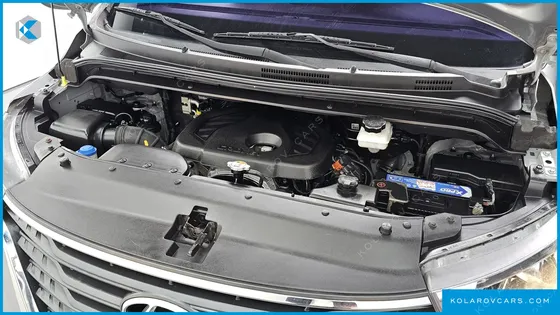 HYUNDAI STAREX VAN 5-SEATER