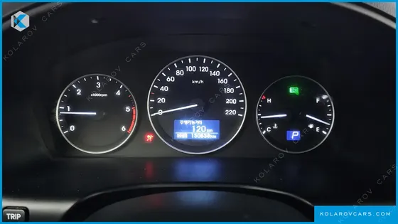 HYUNDAI STAREX VAN 5-SEATER