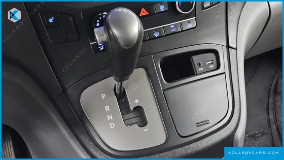 HYUNDAI STAREX VAN 5-SEATER