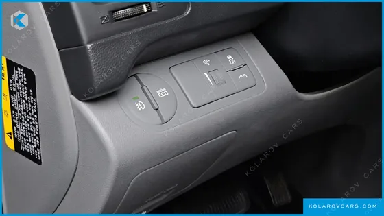 HYUNDAI STAREX VAN 5-SEATER