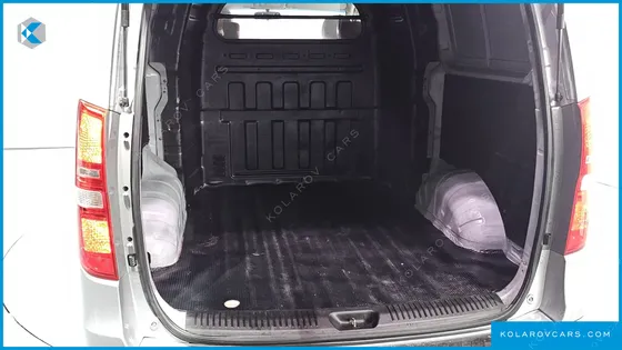 HYUNDAI STAREX VAN 5-SEATER