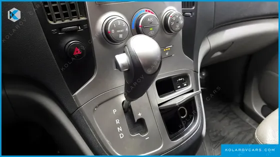 HYUNDAI STAREX 5-SEATER VAN