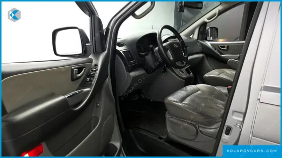 HYUNDAI STAREX 5-SEATER VAN