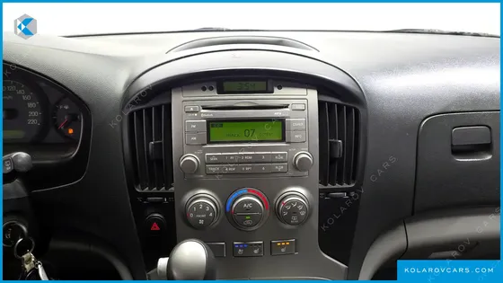 HYUNDAI STAREX 5-SEATER VAN
