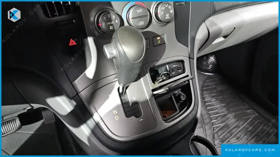 HYUNDAI STAREX 5-SEATER VAN
