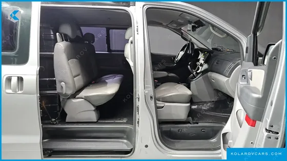 HYUNDAI STAREX 5-SEATER VAN