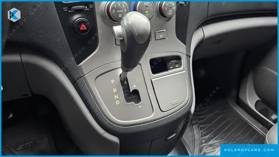 HYUNDAI STAREX 5-SEATER VAN
