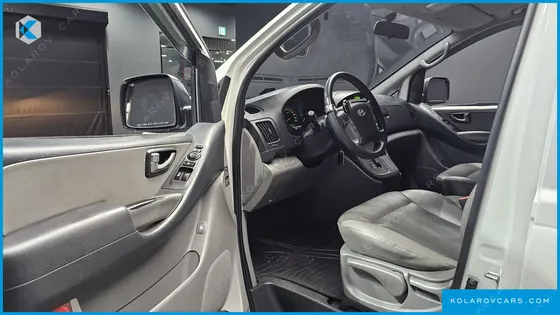 HYUNDAI STAREX 5-SEATER VAN