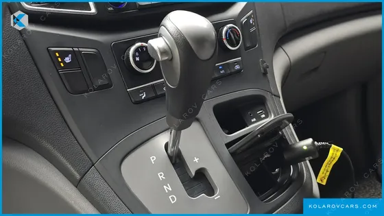 HYUNDAI STAREX 3-SEATER VAN