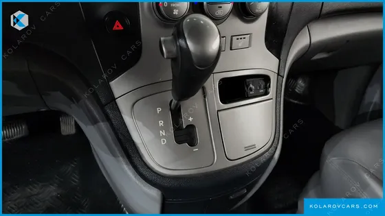 HYUNDAI STAREX 5-SEATER VAN
