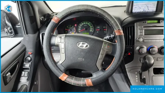 HYUNDAI STAREX 5-SEATER VAN