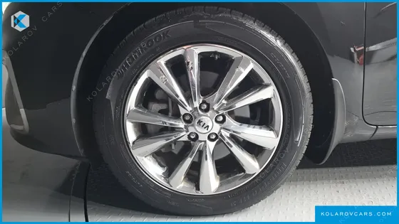 KIA CARNIVAL GASOLINE 9-SEATER NOBLESSE
