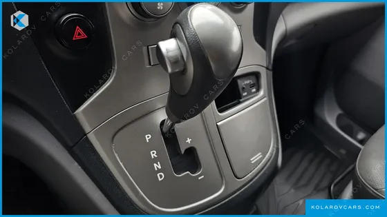 HYUNDAI STAREX 5-SEATER VAN