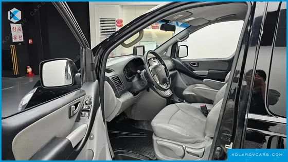 HYUNDAI STAREX 5-SEATER VAN