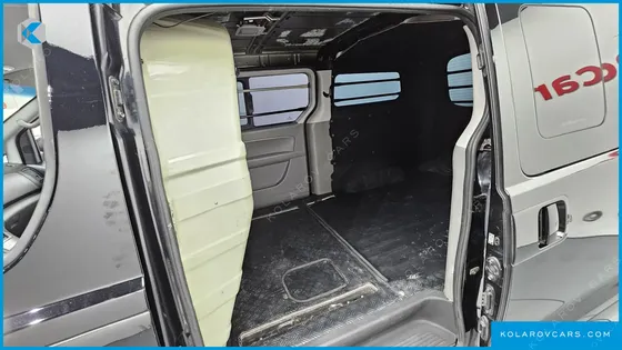 HYUNDAI STAREX 5-SEATER VAN