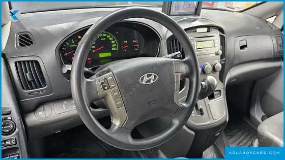 HYUNDAI STAREX 5-SEATER VAN