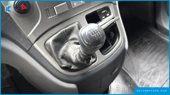 HYUNDAI STAREX 5-SEATER VAN