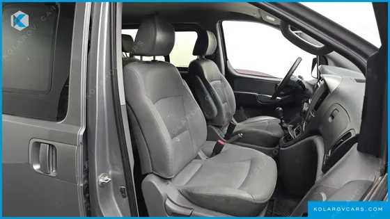 HYUNDAI STAREX 5-SEATER VAN