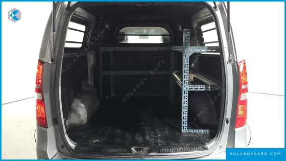 HYUNDAI STAREX 5-SEATER VAN