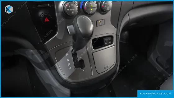 HYUNDAI STAREX 5-SEATER VAN