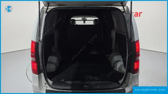 HYUNDAI STAREX 5-SEATER VAN
