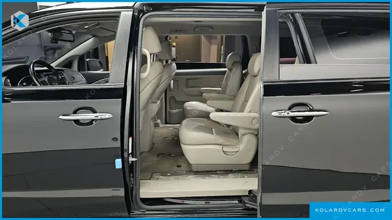 KIA CARNIVAL 9-SEATER LUXURY