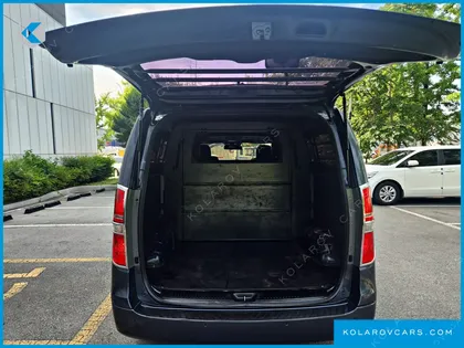 HYUNDAI STAREX 5-SEATER VAN