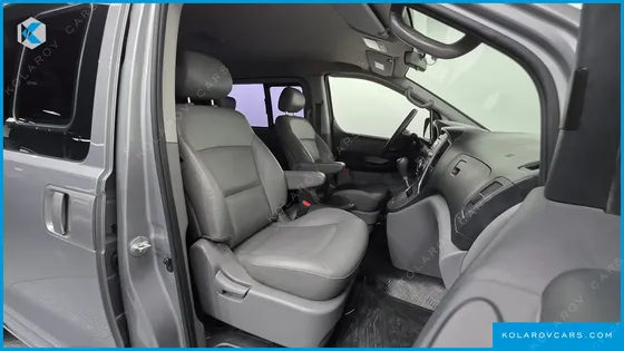 HYUNDAI STAREX 5-SEATER VAN