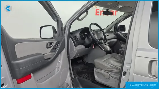 HYUNDAI STAREX 5-SEATER VAN
