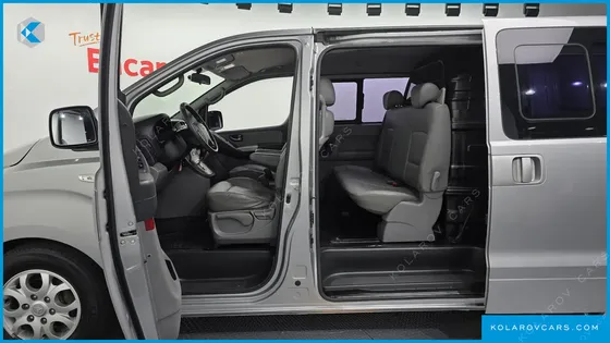 HYUNDAI STAREX 5-SEATER VAN