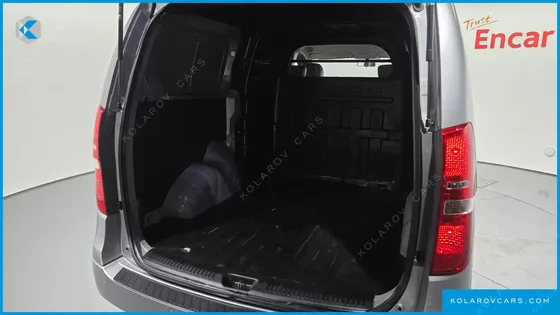 HYUNDAI STAREX 5-SEATER VAN