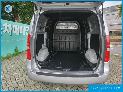 HYUNDAI STAREX 5-SEATER VAN