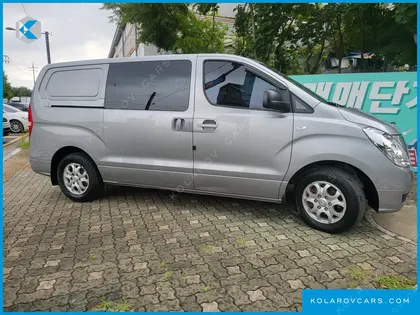 HYUNDAI STAREX 5-SEATER VAN