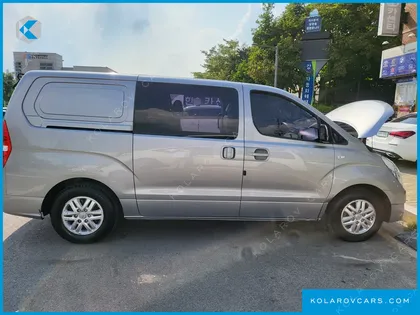 HYUNDAI STAREX 5-SEATER VAN