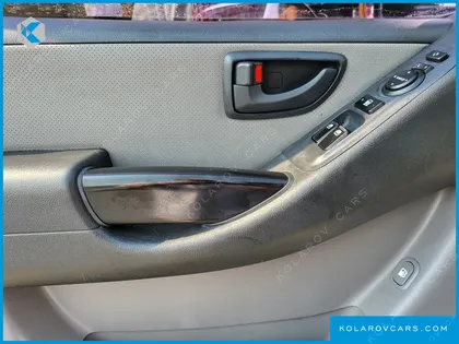 HYUNDAI STAREX 5-SEATER VAN