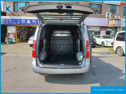 HYUNDAI STAREX 5-SEATER VAN