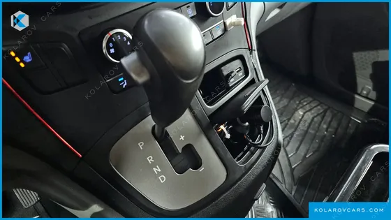 HYUNDAI STAREX 5-SEATER VAN