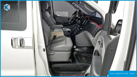 HYUNDAI STAREX 5-SEATER VAN