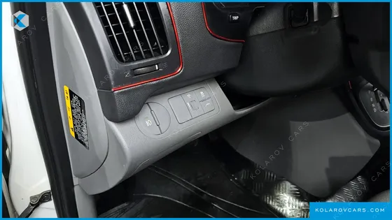 HYUNDAI STAREX 5-SEATER VAN